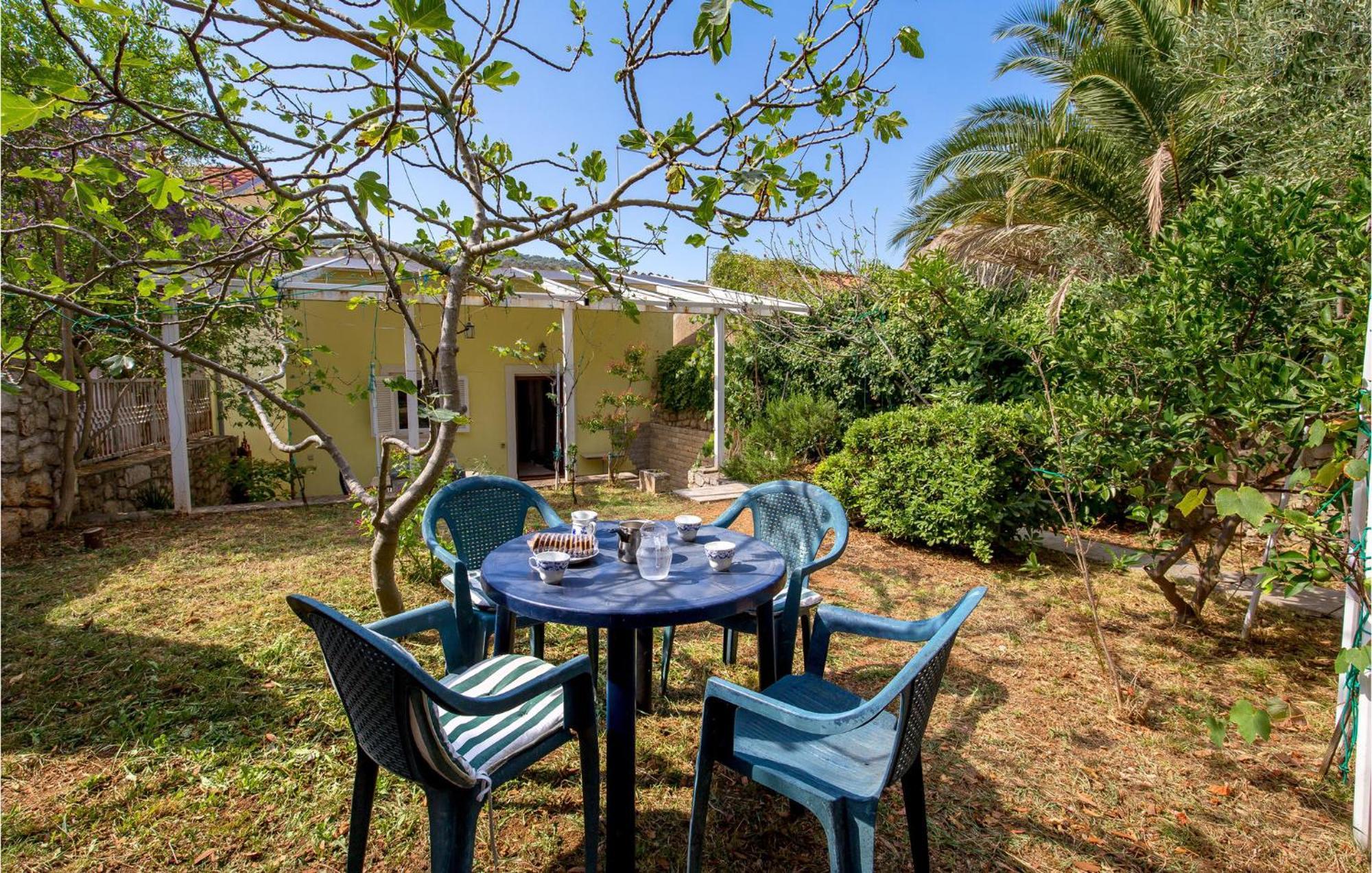 Lovely Apartment In Veli Losinj With Kitchen Esterno foto